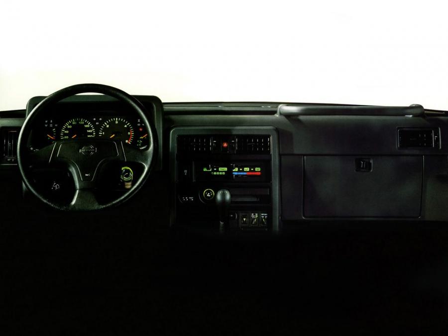 Торпедо Nissan Patrol GR 5-Door (Y60) 1987 года  (фото 9 из 14)